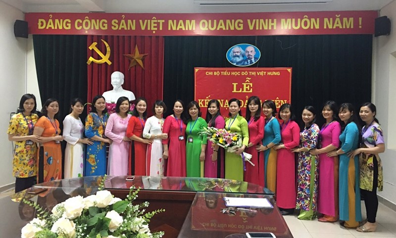 Chi bộ trường Tiểu học Đô Thị Việt Hưng kết nạp Đảng viên mới